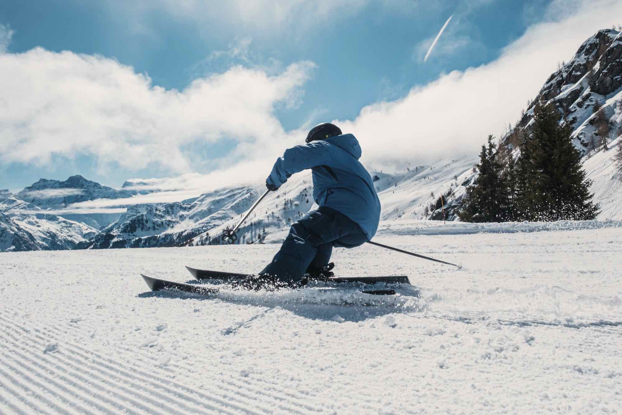 Skieur sur piste en Valais